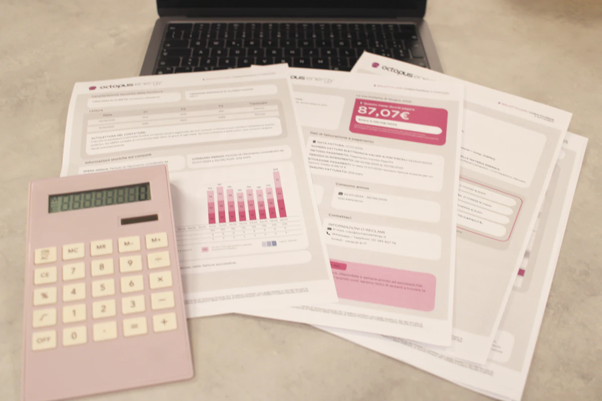 Rechnungen, Taschenrechner und Laptop auf einem Schreibtisch