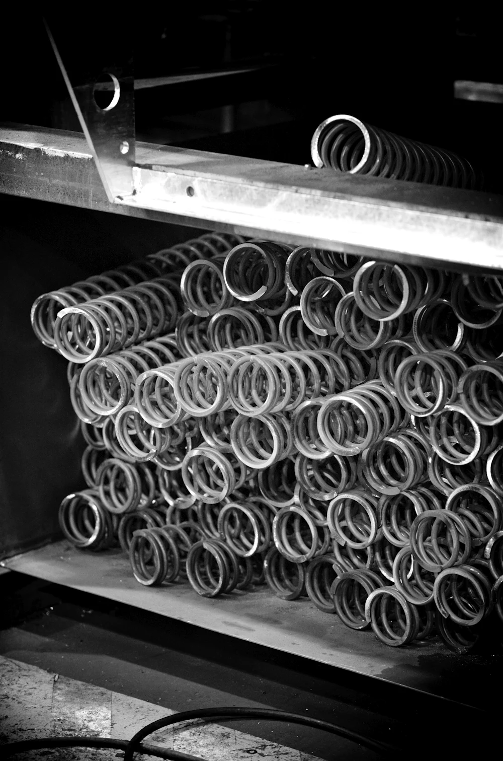 Gestapelte Metallfedern im Lager